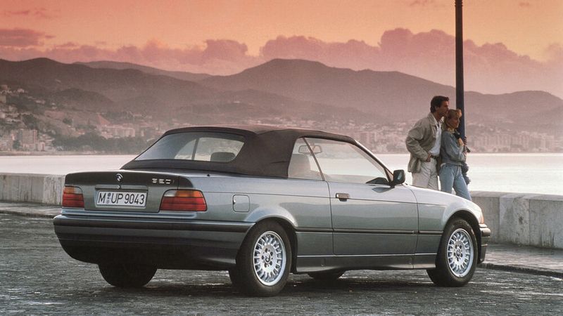 1990 beerbte der E36 die Vorgängerbaureihe E30, die zweite Generation des 3er. Aber erst 1993 brachte BMW das neue Modell als Cabriolet raus. (Bild: BMW)