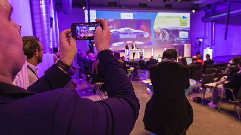 Viele hielten die Versteigerung per Video fest. (Bild: Stefan Bausewein)
