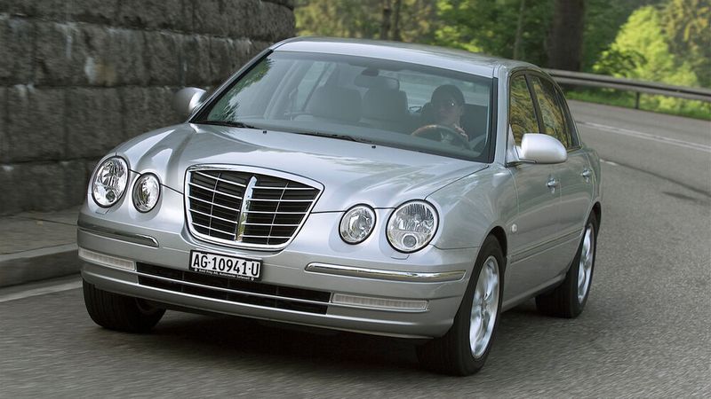 Die Mittelklasse-Limousine Kia Opirus startete 2003. Als Antrieb diente ein auf einer Mitsubishi-Entwicklung basierender 3,5-l-V6-Motor mit 149 kW (203 PS). Den ersetzte Kia später durch einen 3,8-l-V6-Motor mit 196 kW (266 PS) aus eigener Entwicklung. (Bild: Kia)