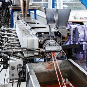 Innovative Messtechniken geben einen Einblick, welche Mechanismen beim Anschmelzen und dem damit verbundenen Energieeintrag in die Schmelzzone von Doppelschneckenextrudern wirken.