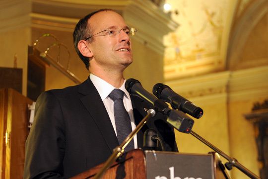 Wolfram Knobling, Direktor Aftersales bei Opel, freute sich, dass die Opel-Händler Kristina Neff und Stephan Kaiser zu den besten drei Junioren im Wettbewerb zählten. (Archiv: Vogel Business Media)