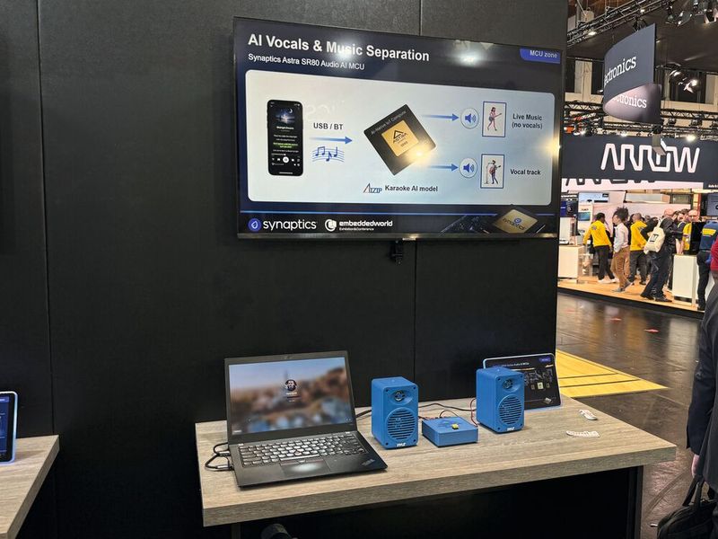 ie Karaoke-Demo auf der Embedded World: Ein Aufbau mit dem Astra SR80-Audio-Chip, der den Gesang in Echtzeit aus laufenden Musikstücken herausfiltert. (Bild: mc/VCG)