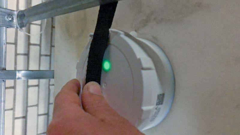 Aufgeklebt oder festgeschnallt bringen die Sensoren präzise Füllstandmessung mittels Radar ins Lager. (Bild: Vega)