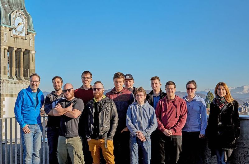 Gruppenbild der Arbeitsgruppe von Prof. Christoph von Ballmoos (links) vom Departement für Chemie und Biochemie der Universität Bern. Doktorand Olivier Biner (vierter von links) ist einer der Erstautoren der publizierten Resultate.  (© Lucas Affentranger )