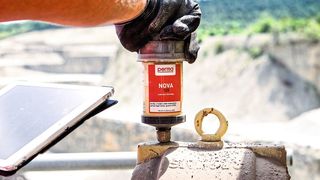 Permanente Schmierung verhindert das Eindringen von Schmutzpartikeln und Flüssigkeiten in das Lager. (Bild: Perma-Tec )