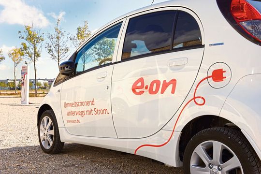 Vom Stromlieferanten zum Autoverkäufer: Für große Energieanbieter wie Eon ist das grundsätzlich möglich.(Bild:  Eon)