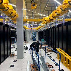 Besonders spannend war der Blick hinter die Kulissen: Technik im Betrieb und laufende Arbeiten. Die nächste Datenhalle geht bald live.(Bild:  Paula Breukel)