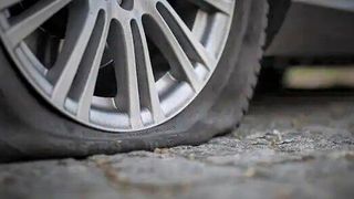 Ein Blick auf die industrielle Zukunft lässt angesichts der Energiepreiskosten nichts Gutes erahnen. Wenn die Politik nicht sinnvoll gegensteuert, dann geht der Produktion in Deutschland demnächst die Luft aus, wie diesem Reifen, befürchtet der DIHK. (Bild: D. Wassel)