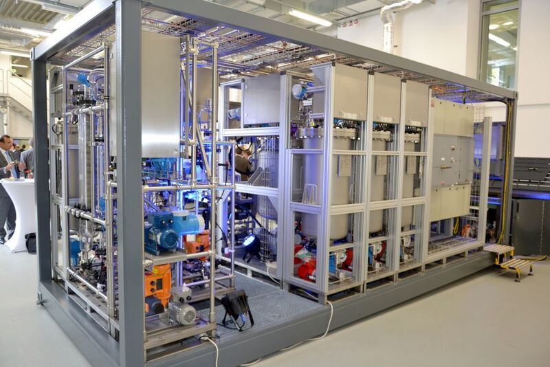 Neben Batch- und Konti-Produktion könnten sich modulare Container wie diese erste Demo-Anlage in der europäischen Chemiebranche etablieren.  (Bild: M.Henig/PROCESS)