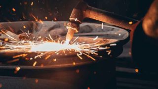 Jetzt kommt Licht ins Dunkel! Eine Studie der Fachhochschule Wien und des Strategieberaters Kaufmann/Langhans analysiert, warum Pay-per-use-Finanzierungsmodelle bei Maschinen und Anlagen die Zukunft bedeuten könnten – vor allem in Krisenzeiten. (Bild: Kaufmann/Langhans und FH-Wien)