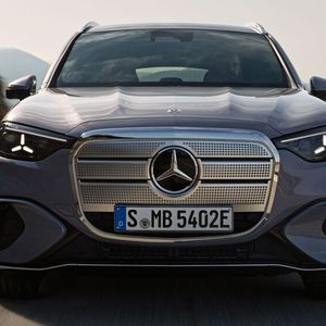 Der gewaltige neue GLC-Grill kommt optional illuminiert. (Bild:  © Mercedes-Benz)