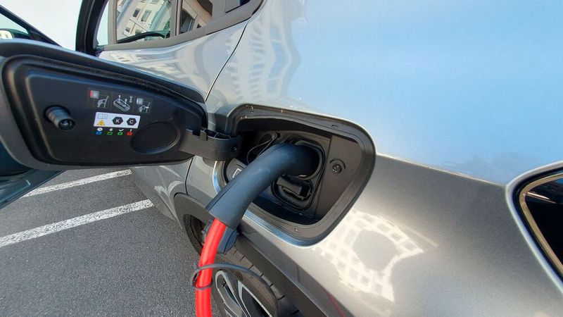 6. Das Antriebskonzept: Der 115 kW/156 PS starke Elektromotor, der mit einer 54-kWh-Batterie gefüttert wird, harmoniert gut mit dem Avenger. Zwar braucht das Auto neun Sekunden, um von 0 auf 100 km/h zu beschleunigen, was keinem Raketenstart gleichkommt, aber elektroautotypisch bringt er die 260 Nm Drehmoment vom Start an auf die Straße. Vor allem im Sportmodus ist das City-SUV so durchaus dynamisch. Bei vollem Akku zeigt der Bordcomputer eine Reichweite von 400 Kilometern an. Die schafft der Avenger in der Praxis zwar nicht ganz, aber 350 Kilometer sind durchaus drin, wenn man nicht zu viel Autobahn fährt. Sehen lassen kann sich bei kombinierten Stadt- und Landstraßenfahrten auch der Verbrauch: Im Eco-Modus ließ sich dieser auf unter 13 kWh senken – damit lag er deutlich unter der offiziellen WLTP-Angabe von 15,3 bis 15,9 kWh. Steuert man eine Schnellladesäule mit 100 kW Leistung an, benötigt man knapp 25 Minuten, um den Akku von 20 auf 80 Prozent zu laden. (Bild: Mauritz – VCG)