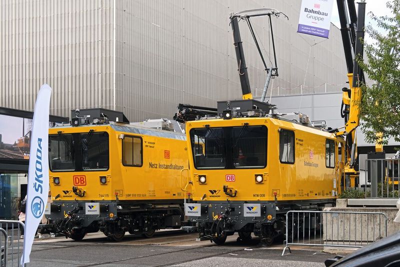 Auch Arbeitsfahrzeuge zeigt die InnoTrans. Hier zwei Mehrzweckfahrzeuge der MPV-VentuS-Familie für DB Netz Instandhaltung und die DB Bahnbau Gruppe. (Bild: Richard Oed)