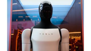 Wenn es nach Elon Musk geht, dann wird man dem humanoiden Tesla-Roboter Optimus ab spätestens Ende 2027 überall begegnen können, denn ab da soll der breite Verkauf angeleiert werden ... (Bild: Tesla)