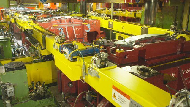 Der neue Drei-Achs-Transfer von Schuler befördert die Bauteile direkt von einem Werkzeug in das nächste, der Zwischenstopp entfällt. (Schuler)