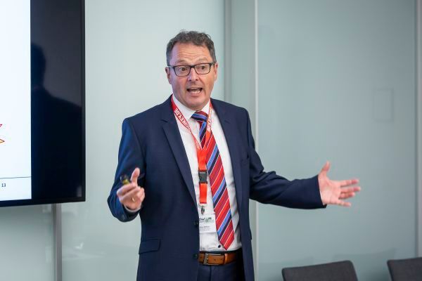 Markus Rehm erklärte den Teilnehmern im Seminar „Zuverlässige Stromversorgungen“, wie man mit Oszilloskop und Stromzange herausfindet, wie zuverlässig ein Netzteil ist.  (Stefan Bausewein)