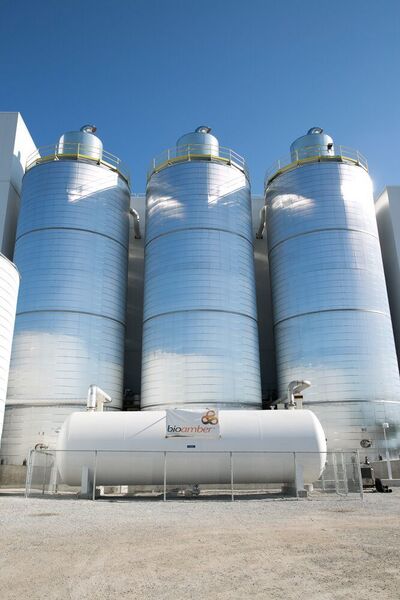 BioAmber operates dedicated biobased succinic acid production sites like this one in Sarnia, Ontario/Cananda. (Edelman/Shash Photography)