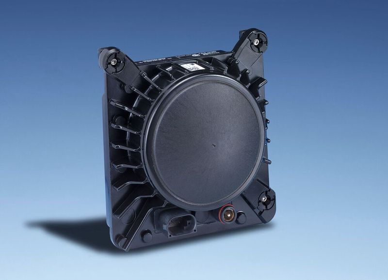 1999 – erstes Fernbereichsradar: Das automatisierte Fahren kommt – und mit ihm immer leistungsfähigere Systeme, mit denen das Auto seine Umgebung erfassen und sich in ihr zurechtfinden kann. Vor 20 Jahren dachte daran allerdings noch niemand, als erstmals ein Serienfahrzeug auf den Markt kam, das mit einem Fernbereichsradar ausgestattet war. In der Mercedes S-Klasse (Baureihe W220) bot Daimler ab 1999 seinen Abstandsregeltempomat unter dem Namen „Distronic“ an. Es war das erste ACC-System (Adaptive Cruise Control), das mit einem Fernbereichsradar arbeitete. Die Reichweite betrug damals 150 Meter. Die erste Generation bestand aus zwei Bauteilen: dem Radarkopf, der hinter der Kühlermaske platziert war, und einer Steuereinheit im Innenraum des Fahrzeugs. Die Hochfrequenzwellen im Bereich von 77 GHz wurden damals von einer Gunndiode erzeugt. Bereits in der zweiten Generation wurde diese durch einen Halbleiterwerkstoff ersetzt. Das Radarsystem passte danach in ein Gehäuse, das kaum größer als ein Taschenbuch war. (Bild: Continental)