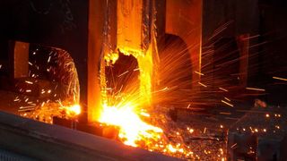 Für die Schuler-Gruppe werden aus einer 30 t schweren Stahltafel 400 x 710 x 840 mm große Werkstücke gefertigt und dafür große Segmente mit engen Radien abgetragen. (Bild: Jebens)