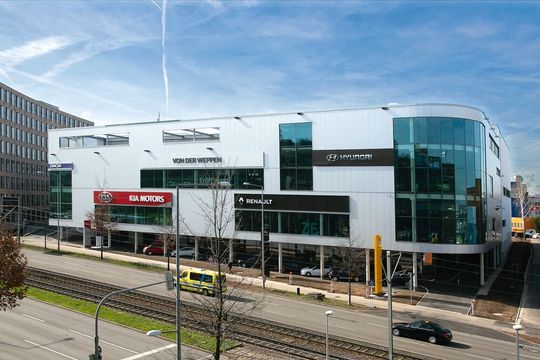 Die neue Zentrale vom Autohaus von der Weppen ist ein markanter Bau auf der Stuttgarter Automeile. Die neue Zentrale vom Autohaus von der Weppen ist ein markanter Bau auf der Stuttgarter Automeile.