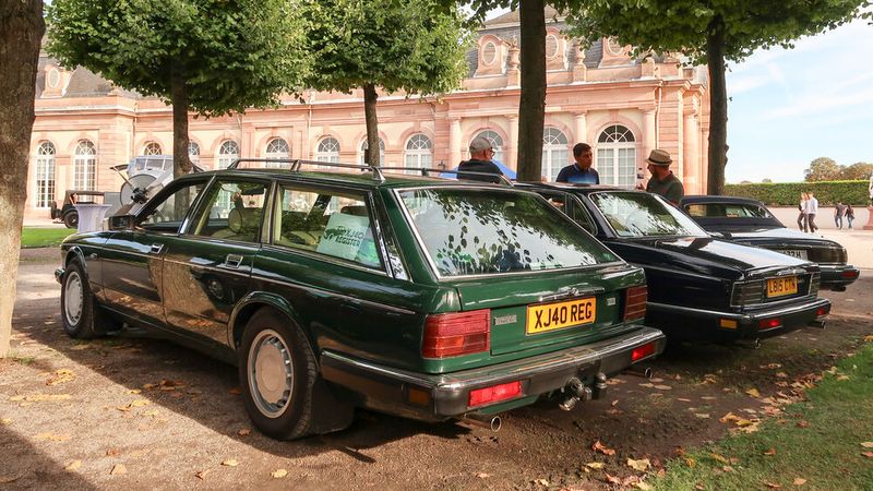 Ein zum Kombi (engl. Estate) umgebauter Jaguar XJ40? Dieses Fahrzeug reiste von der britischen Insel an und trägt seine Modellbezeichnung im Kennzeichen. (Bild: Peter Diehl)