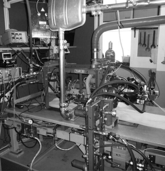 Auf dem Prüfstand des Instituts für Verarbeitungsmaschinen und Mobile Arbeitsmaschinen der TU Dresden wurden die Abgasemissionen eines Prototyps der thermohydraulischen Freikolbenmaschine ermittelt. (Bild: TU Dresden)