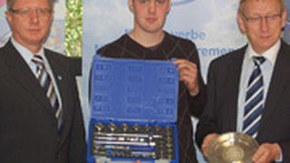 Überzeugende Leistung: Detlef Schlue (li.), LV Niedersachsen, und Wilfried Schröder (re.), Firma Albert Berner, gratulierten dem Sieger Daniel Hartmann. (Promotor/nds)