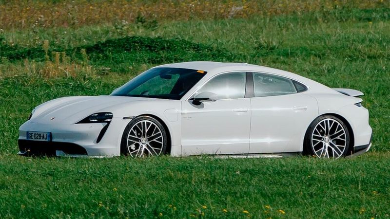 Bei Hochleistungsreifen für Sportwagen oder schwere SUV kommen sogar acht Kilogramm Abrieb zusammen. (Bild: Michelin)