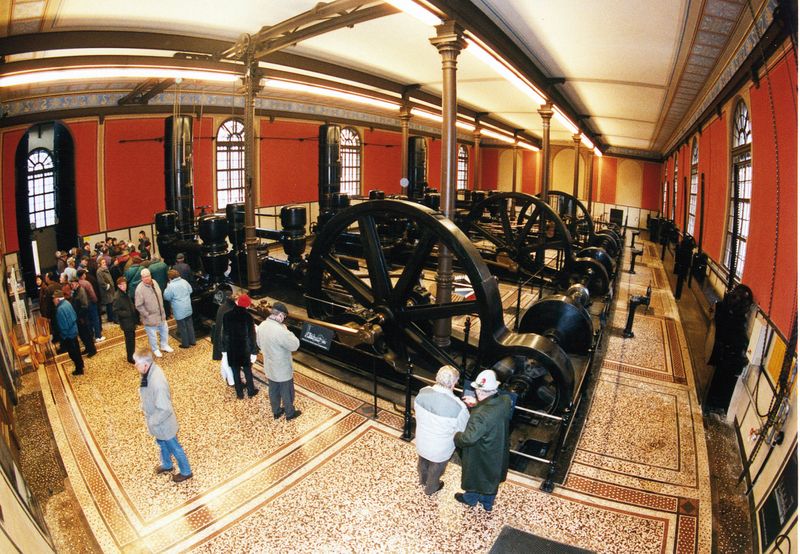 Augsburgs Wasser: Unesco-Welterbe? (Prozess Spezial Wasser/Abwasser-Ausgabe 02/2016)Wird die historische Augsburger Wasserwirtschaft Unesco-Welterbe? Mit seiner Bach- und Kanallandschaft, den Monumentalbrunnen und Wasserkraftwerken besitzt die Fuggerstadt beeindruckende Denkmäler der Wasserwirtschaft und Wasserkunst. Was genau Augsburgs Wasserwirtschaft welterbewürdig macht, ist vielfältig – z.B. der Hochablass (im Bild – das dortige Wasserwerk ermöglichte die erste moderne Trinkwasserversorgung in der Stadt, die 1879 begann) oder das seit 1416 bestehende Wasserwerk am Roten Tor mit seinen Wassertürmen. Das bis 1902 errichtete Wasserkraftwerk auf der Wolfzahnau gehört zu den ältesten Wasserkraftwerken Bayerns. Was Augsburg neben den Kanälen, Bauten und Brunnen zu einem „Archiv der Wasserwirtschaft“ macht, ist zudem das nicht auf den ersten Blick Erkennbare. „Verborgene Schätze“ sind beispielsweise die hydrotechnischen Modelle in der einzigartigen Modellkammer im Maximilianmuseum, aber auch die wasserwirtschaftlichen Skizzen, Instruktionsgemälde, Handschriften und Drucke im Stadtarchiv, in der Staats- und Stadtbibliothek und in den Kunstsammlungen. Eine endgültige Entscheidung, ob Augsburgs Wasserwirtschaft Unesco-Welterbe wird, soll voraussichtlich im Jahr 2017 fallen.Schauen Sie doch einfach mal in unsere E-Paper-Ausgabe. (swa/Thomas Hosemann/CC BY 3.0/https://commons.wikimedia.org/wiki/File:HydraulischerWidder.jpg)