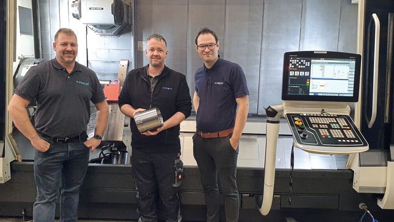 Konnten die mannlose Produktion bei Sysbohr prozesssicher machen (v. l. n. r.): Christopher Hees (Anwendungstechnik, Ingersoll), Sebastian Reith (Produktionsleiter, Sysbohr) und Daniel Rudolph (Technische Beratung & Verkauf, Ingersoll). (Bild: Ingersoll)