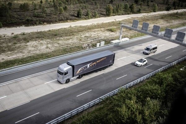 Der Mercedes-Benz Future Truck 2025: Weltpremiere der spektakulären Studie des Lkw von morgen – autonome Fahrt in eine faszinierende Zukunft (Mercedes-Benz)