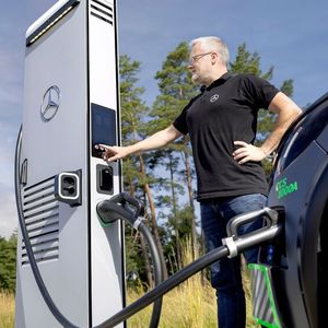 ELF ermöglicht ultraschnelles Laden mit über 1.000 Watt.(Bild:  Mercedes-Benz)