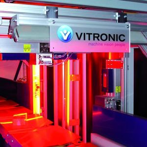 Fünf Kameraeinheiten lesen Barcodes bei 2,5 m/s auf fünf Paketseiten.Bilder: Vitronic