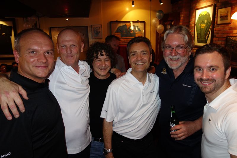 Das Sapphire-Team mit Joe Macri, AMD (3. v. l.)  (Bild: IT-BUSINESS)