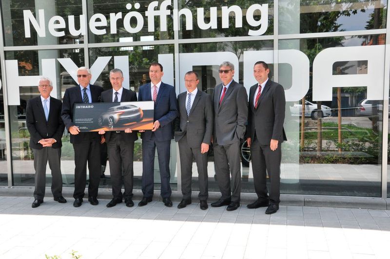 Von links: Robert Ladner, Hyundai-Händlernetz-Akquise, Albert K. Still, Aufsichtsratsvorsitzender AVAG Holding, Zoran Dreznjak, Geschäftsführer Autoarena München, Markus Schrick, Geschäftsführer Hyundai, Ulf Pfeiffer, Vertriebsvorstand AVAG Holding, Albert C. Still und Roman Still, Vorstandssprecher AVAG Holding. (Wehner / »kfz-betrieb«)