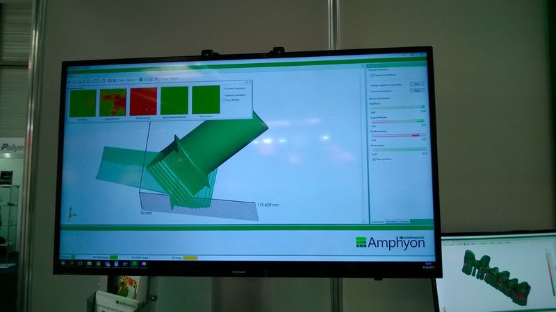Additive Works (Ausgründung der Uni Bremen) stellte die Prozess-Simulationssoftware Amphyon für das Laserschmelzen vor. Diese Simulationslösung bewertet im ersten Schritt die CAD-Daten in Bezug auf Druckbarkeit und schlägt eine optimale Bauteilausrichtung für den Druckprozess vor. Im zweiten Schritt findet eine Stützstellenoptimierung und eine Verzugsminimierung statt. Dabei wird der durch den Bauprozess hervorgerufene Verzug durch eine Vordeformation des Bauteils kompensiert. (Bild: D.Quitter/konstruktionspraxis)