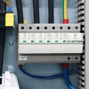 Leistungsstarker Schutz trotzt jedem Gewitter: mittels Fernmeldefunktion hat der Service den Zustand des Schutzgerätes immer im Blick.(Bild:  Phoenix Contact)