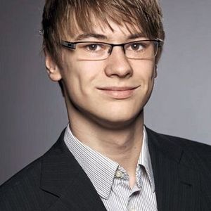 „Multidimensionale Flüssigkeitschromatographie – Ein Überblick über unterschiedliche Konzepte“  Kjell Kochale, Institut für Energie- und Umwelttechnik (IUTA)   1. Was macht Ihren Vortrag so wichtig für HPLC-Anwender? Mit immer komplexeren Proben, die analysiert werden sollen, steigen auch die Anforderungen an die Chromatographie. Die hohe Anzahl der Zielanalyten lässt sich, aufgrund der geringeren Peakkapazität, eindimensional kaum noch trennen. Eine Alternative bietet die Verwendung mehrdimensionaler Trennsysteme. Der Bereich der mehrdimensionalen Trennsysteme hat in den letzten Jahren große Fortschritte gemacht und somit ist eine Vielzahl von Systemen für unterschiedliche Anwendungsbereiche beschrieben. Einen Überblick über einige mehrdimensionale Trennsysteme und deren Vor- und Nachteile bietet dieser Vortrag.  2. Was sind die wichtigsten Aspekte Ihres Vortrags?    -Einführung in die mehrdimensionalen Trenntechniken   -Vorstellung unterschiedlicher mehrdimensionaler Trennsysteme für unterschiedliche Anwendungen   -Beleuchtung der jeweiligen Vor- und Nachteile   3. Was lernen die Anwender durch Ihren Vortrag?  Die Teilnehmer bekommen einen Eindruck über mehrdimensionale Trenntechniken. Für einige wird dieser Themenbereich voraussichtlich komplett neu sein. Sie können somit eruieren, ob Sie Problemstellungen haben, die bisher mit der klassischen LC nicht gelöst werden können und bei denen mehrdimensionale Trennsysteme einen möglichen neuen Lösungsansatz bilden könnten. Andere Teilnehmer haben möglicherweise schon Erfahrungen im Bereich mehrdimensionaler Trennsysteme, voraussichtlich primär mit der (multiple)Heart-Cut 2D-LC. Hier können die vorgestellten Trennsysteme aus dem Forschungssektor neue Impulse setzen. Der Vortrag erschließt somit für Teilnehmer, die über den Tellerrand der 1D-LC hinausblicken wollen, ein neues Themengebiet.   Jetzt für den Praxistag HPLC 2022 anmelden (Bild:  IUTA)