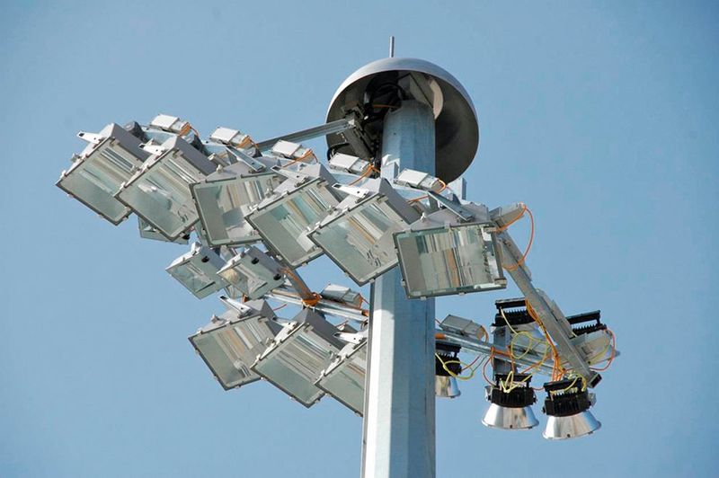 Für die grossflächige Beleuchtung: Europoles  Suisse produziert u.­a. solche absenkbaren Beleuchtungsmasten. (Europoles)