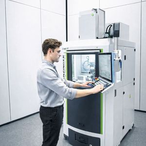 Höchste Integration: Auf nur 1,4 m² Stellfläche vereinen 5-Achs-Bearbeitungszentren «Compact5» von Benzinger industrielle Antriebs- und Führungskomponenten sowie eine vollständige Automation für Werkzeuge und Werkstücke. (Bild: Carl Benzinger GmbH)