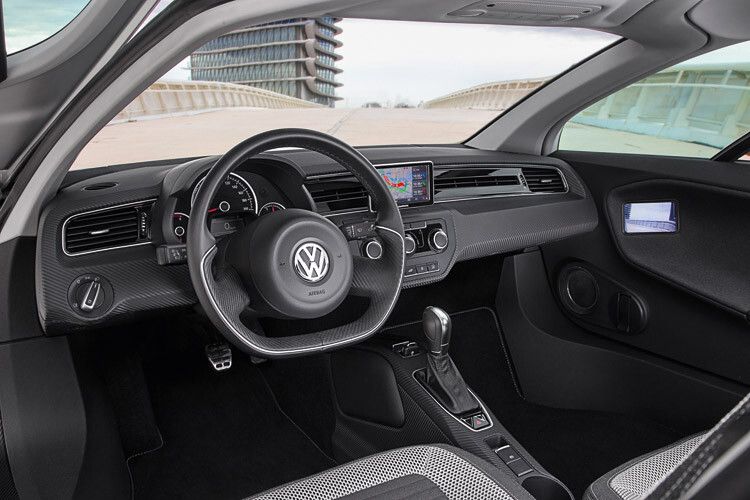 Statt Außenspiegeln gibt es Monitore an den Seiten. Das Bild kommt von Kameras, die in die Flügeltüren integriert sind. (Foto: Volkswagen)