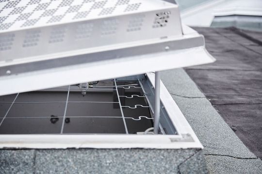 Lichtkuppeln auf Lager- und Produktionsgebäuden, hier in Lüftungsstellung, können optimal zum Austausch warmer Innenluft gegen kühlere Außenluft beitragen. Lichtkuppeln auf Lager- und Produktionsgebäuden, hier in Lüftungsstellung, können optimal zum Austausch warmer Innenluft gegen kühlere Außenluft beitragen.