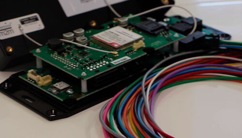 Die eingebettete Hardware E-Colibri von Mobility Tech Green erlaubt das schnelle und bequeme Anmieten fremder  Fahrzeuge. Mithilfe eines Verarbeitungsblocks, der direkt mit den Datenleitungen des Fahrzeugs verbunden ist, sowie einer Anschlusseinheit, die entweder QR oder RFID verwendet, verbindet sich E-Colibri mit der zugehörigen App und ermöglicht es, das Fahrzeug zu mieten und dessn Besitzer dafür 