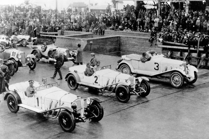 Das Eröffnungsrennen des Nürburgrings fand im Jahr 1927 statt. Im Bild die „Weißen Elefanten“ von Mercedes beim Eröffnungsrennen. (Mercedes-Benz)