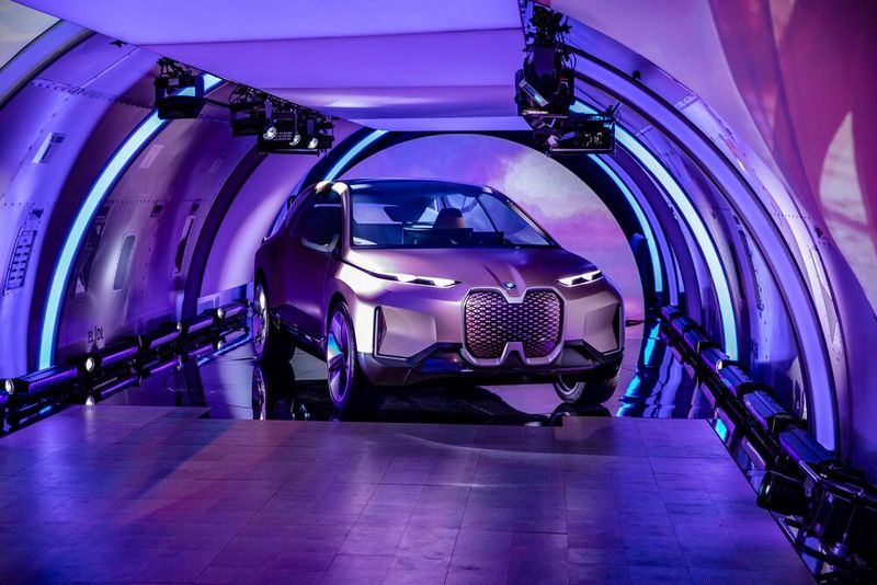 Wie man sich diese Zukunft auf vier Rädern vorstellt, präsentierte BMW auf dem Münchener Flughafen im Bauch eines Cargo-Fliegers der Lufthansa. (Bild: BMW)