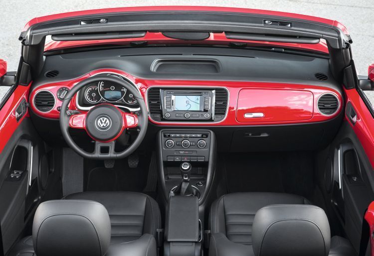 Auf das obere Handschuhfach (Käferfach) ist man in Wolfsburg besonders stolz. (Foto: VW AG)