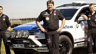 Off-Road-Champion Rainer Zietlow (Mitte) und sein Team auf der über 17.000 km langen Abenteuerfahrt vom Nordkap zur Südspitze Afrikas. (Bild: Zietlow/VW)