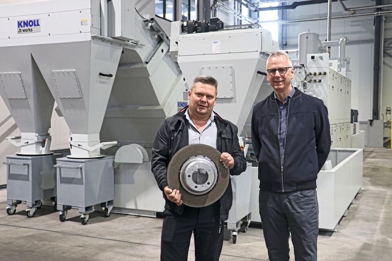 Siegmund Tonn (links) und Boris Memel von SHW Brake Systems mit einer hartstoffbeschichteten Bremsscheibe. (Bild: Knoll)