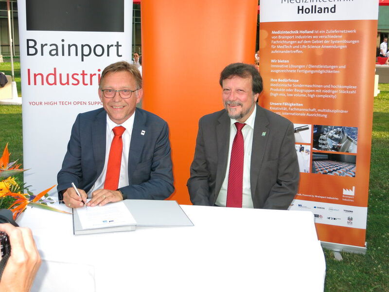 Besiegeln im Rahmen der MT-Connect eine Partnerschaft: John Blankendaal (l.) vom niederländischen Zuliefernetzwerk Brainport Industries und Dr. Thomas Feigl, Forum Medtech Pharma. (Reinhardt / Devicemed)