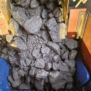 Das Brechgut kommt von oben und wird zwischen zwei Backen zerdrückt. Zu große Brocken lösen Blockaden in den Backenbrecher-Anlagen aus.